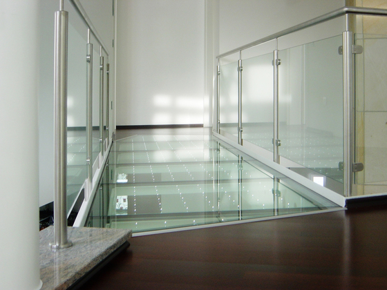 Beloopbaar glas en glazen balustrade